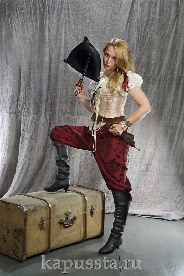Пиратский женский костюм в ботфортах